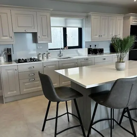 בית נופש Kells Ocean View Luxury Retreat Kilkeehagh